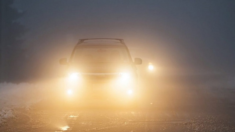 Bật đèn, đảm bảo an toàn khi lái xe trong sương mù.
