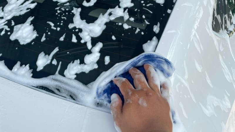 Tránh đeo trang sức khi rửa để làm trầy xước xe&nbsp;