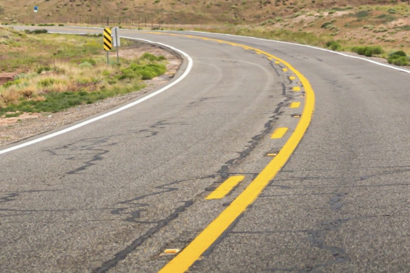 Hai vạch vàng song song, một vạch nét đứt, một vạch nét liền được dùng để điều tiết giao thông và ngăn ngừa các tình huống va chạm do chuyển làn đột ngột