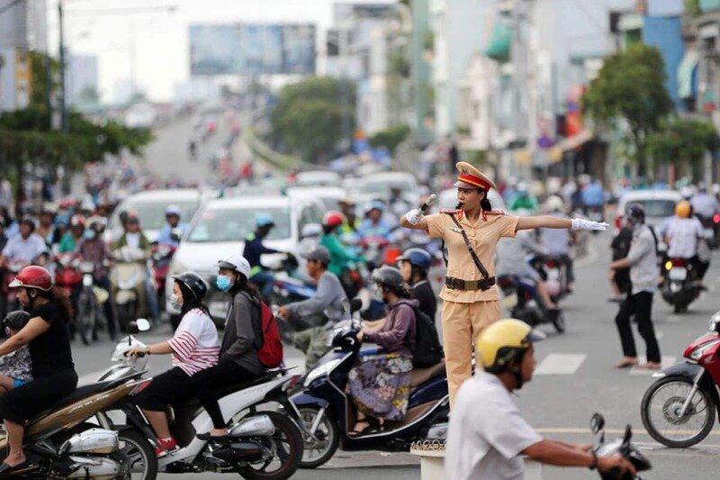  Việc vượt đèn đỏ hoặc đèn vàng khi có hiệu lệnh của người điều khiển giao thông