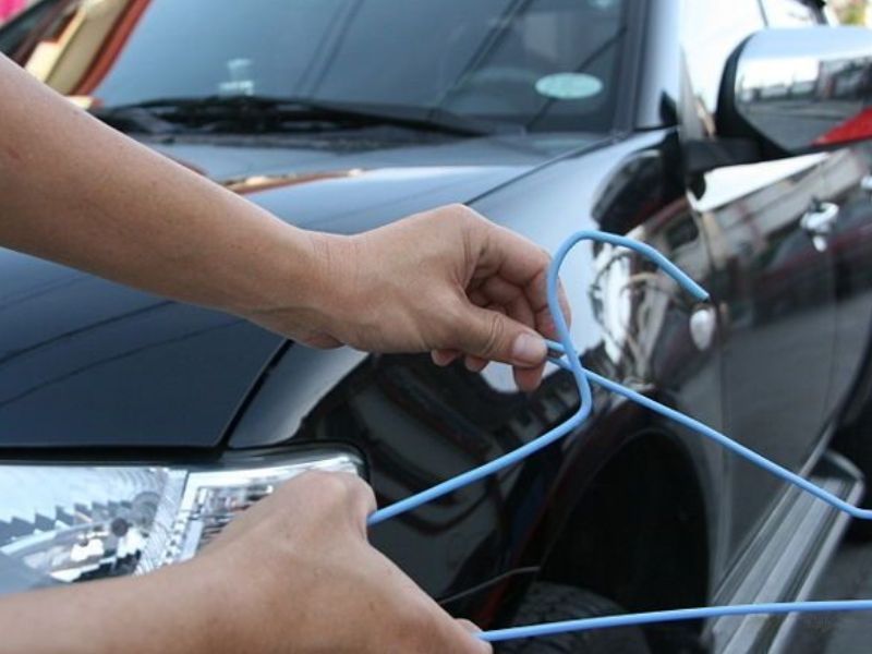 Mở cửa ô tô bằng cần móc