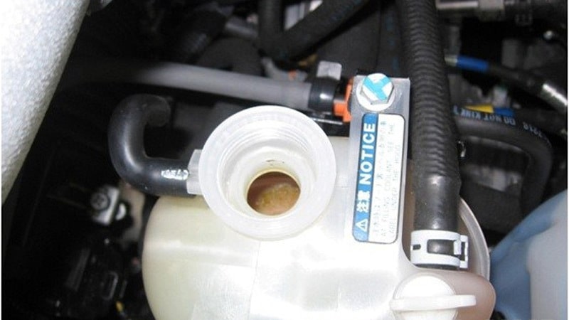 Bình nước phụ bị rò rỉ cũng là nguyên nhân hao nước làm mát ô tô