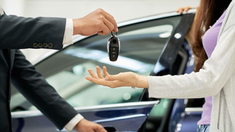 Người mua cần chuẩn bị sẵn các giấy tờ cần thiết trước khi nhận xe