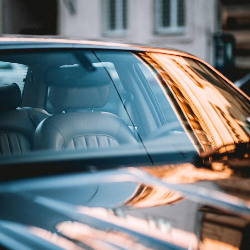 Cần kiểm tra ngoại thất của xe ô tô cũ để phát hiện các vết trầy xước, lõm đảm bảo chất lượng và an toàn cho người mua