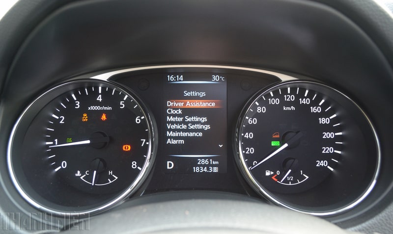 Giảm tốc độ khi gần giao lộ là bước đầu tiên trong quy tắc 1 2 1 trong lái xe