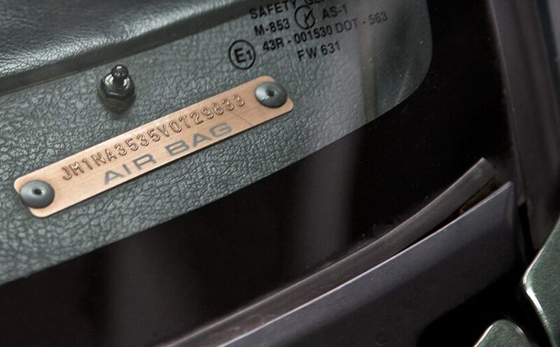 Số VIN trên ô tô thường được in dập nổi trên một tấm kim loại mỏng