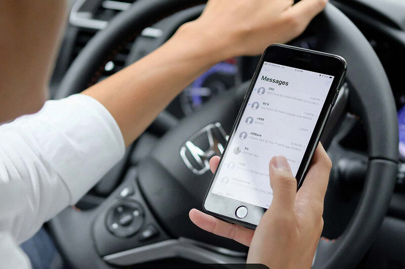 Sử dụng điện thoại khiến người điều khiển xe không xử lý được tình huống khẩn cấp