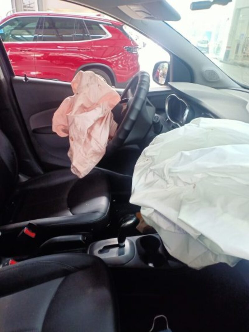 Hãy nhớ không đặt đồ vật trên bề mặt túi khí để đảm bảo an toàn cho người ngồi trên xe 