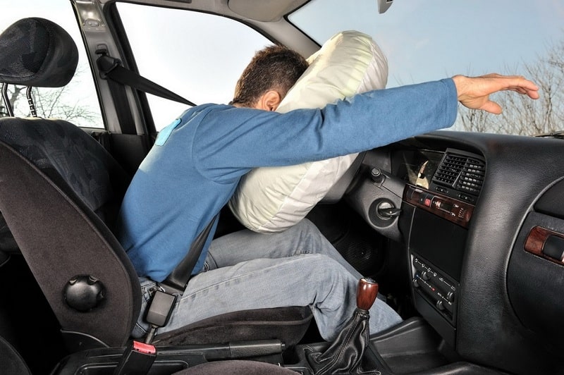The protective feature of the steering wheel front airbag helps reduce the risk of injury