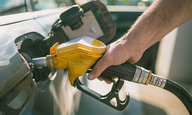 Khi xăng xe bị rò rỉ cũng khiến lớp sơn xe bong tróc