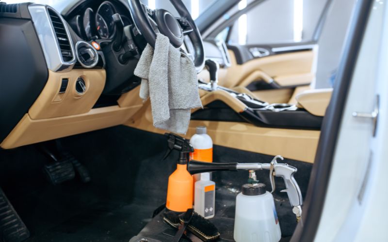 Chuẩn bị sẵn sàng dụng cụ làm sạch xe chuyên dụng&nbsp;