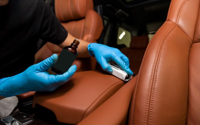 Sử dụng chất bảo dưỡng xe ô tô giúp ghế da xe căng bóng như lúc mới mua