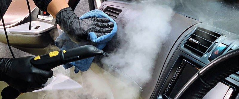 Clean the dashboard and steering wheel area of ​​the car