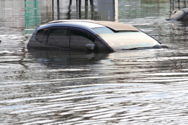 Electric cars with simple engines reduce the risk of hydrostatic shock and increase safety when traveling through flooded roads