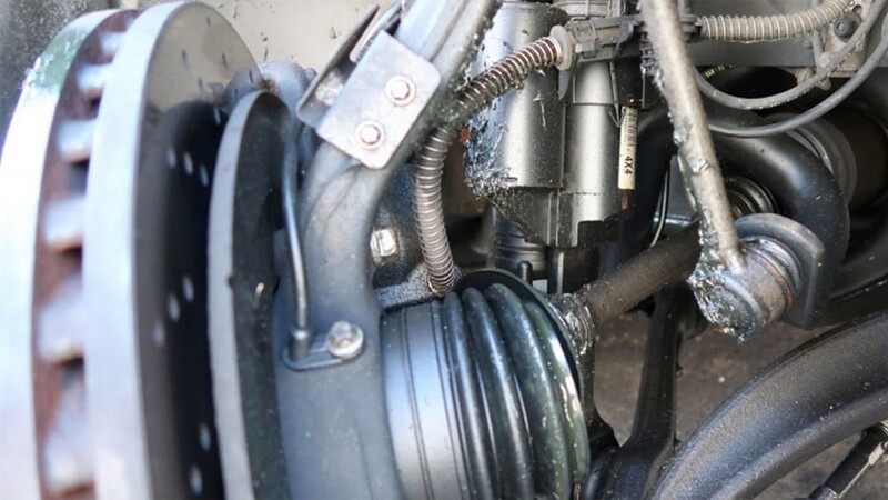 Cần kiểm tra và sửa chữa cảm biến tốc độ bánh xe trong hệ thống ABS của xe ô tô