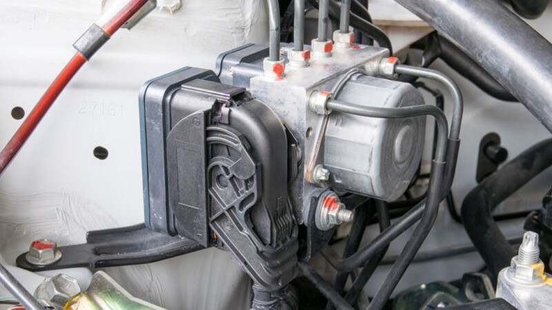 Bộ điều khiển ABS bị trục trặc, gây ra đèn báo lỗi ABS sáng trên bảng điều khiển