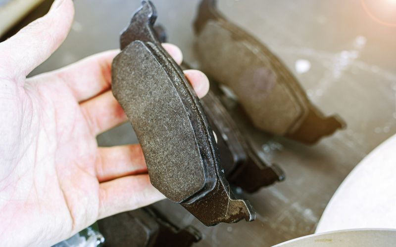 Ngàm phanh ô tô giúp tạo ma sát với má phanh